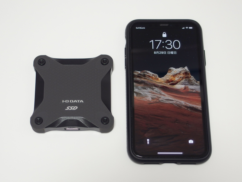 I-O DATA SSPH-UA250KとiPhone 11のサイズ比較