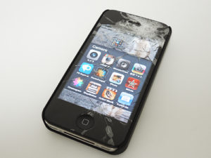 地面に落ちたiPhone 4S