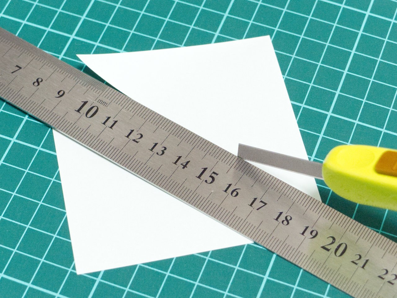 PLUS ORANTE(オランテ)で紙を切っているところ